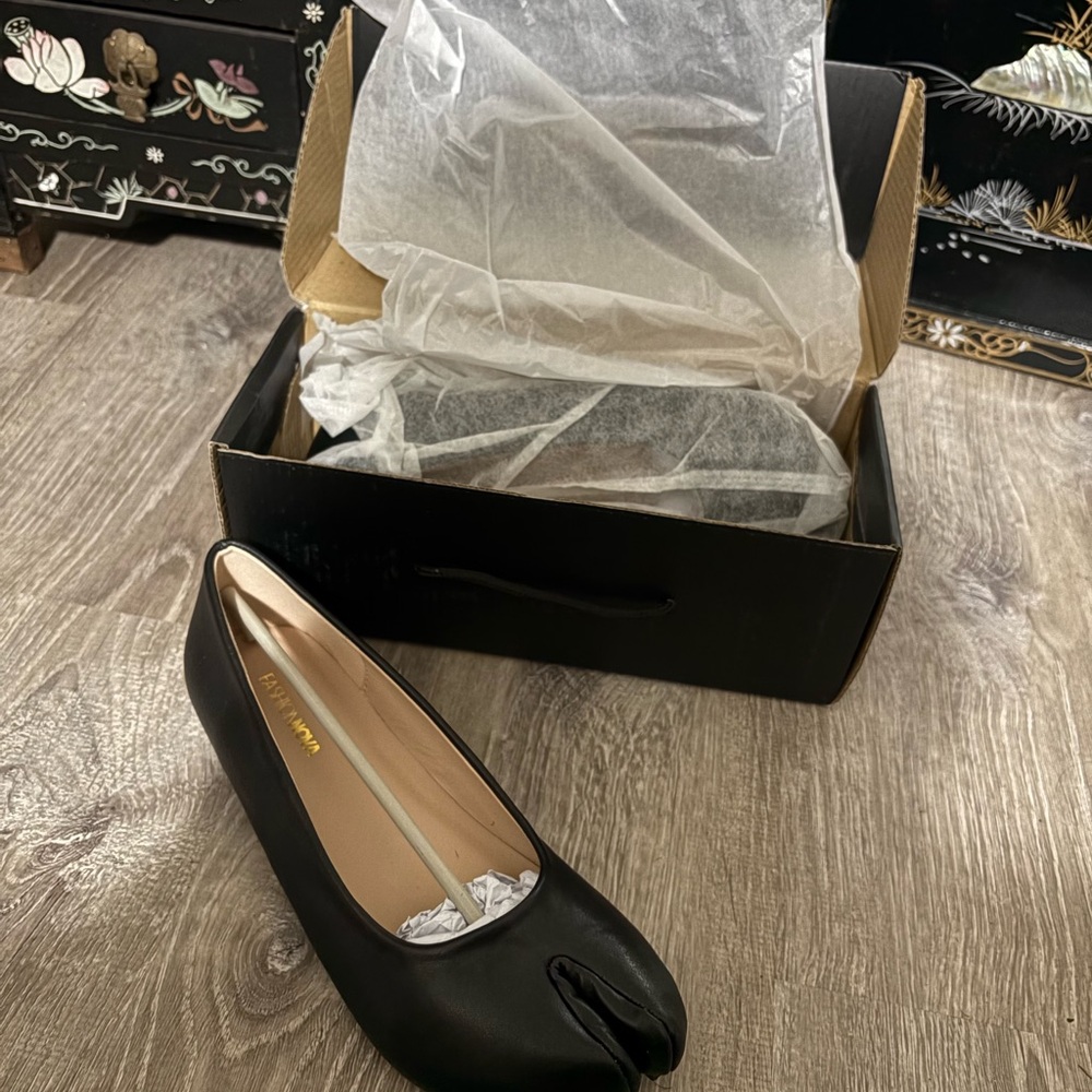 Fashion Nova Black Tabi Flats